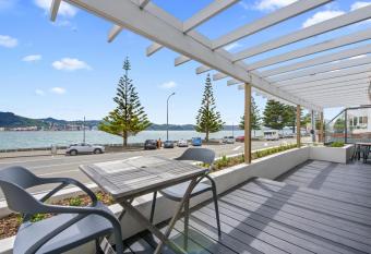 Bay Suites - 328 Oriental Parade Wellington has Balcony rooms