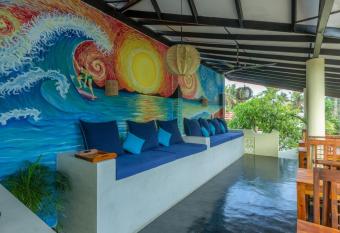 C   Lon Vie Caf   & Hostel allows 18 year olds to book a room