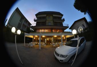 HOTEL LA PLAYA has Balcony rooms