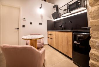 Apartamentos Loliqui centro Alicante has rooms with a private hot tub