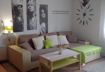 Par  nyi Porta Bakonyb  l allows 18 year olds to book a room