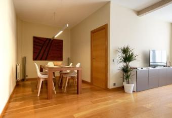 Las Columnas, centro, garaje. allows 18 year olds to book a room