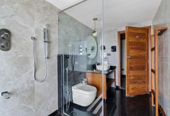 WelcomHeritage Ayatana, Ooty has rooms with a private hot tub