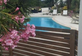 Mimosas - villa allows 18 year olds to book a room