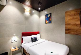 Hotel Eros - Near Mumbai International Airport T2 has Smoking rooms