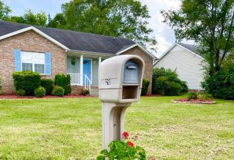 Special Discount *hot tub*sleeps9*near park/food has rooms with a private hot tub