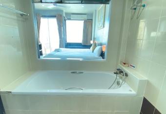 SM Patong Resort has rooms with a private hot tub