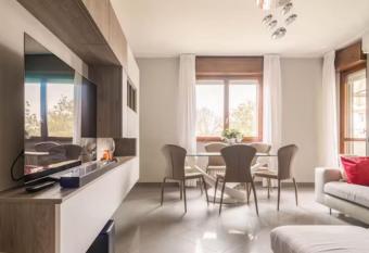 Malpensa - Self check-in Luxury apartament in Samarate has rooms with a private hot tub