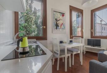 enJoy Home - Bilocale sulle Riviere nel cuore di Padova allows 18 year olds to book a room