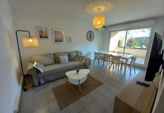 Appartement 8 personnes En face des Remparts Climatis   avec terrasse et Parking has Balcony rooms