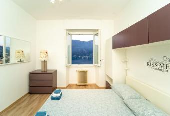 grazioso appartamento sul lago has Balcony rooms