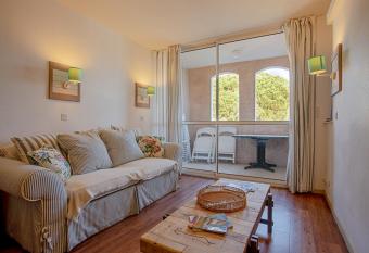 50m   au c  ur d un village vacances has Balcony rooms