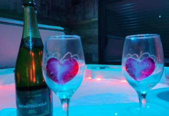 HORIZON SPA allows 18 year olds to book a room