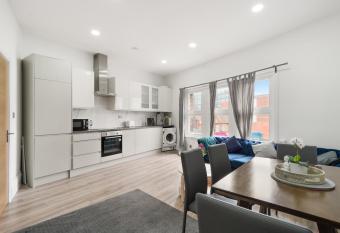 3BR Duplex Penthouse Harrow centre allows 18 year olds to book a room