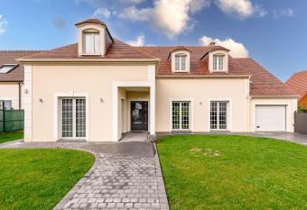 Beautiful Villa with Pool 15 min from Disneyland Paris allows 18 year olds to book a room