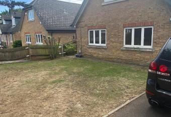 Beautiful 1-Bed Studio in Uxbridge London allows 18 year olds to book a room