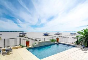 Lake house in Houston!!! has rooms with a private hot tub