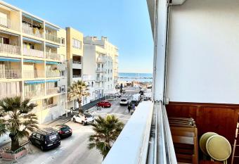 Bel appartement 2 pi  ces allows 18 year olds to book a room