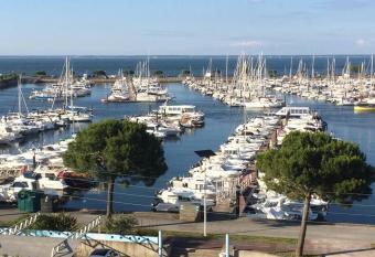 Vue spectaculaire sur le port d Arcachon has Balcony rooms