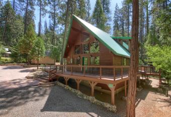 3 Springs Hideout- Updated family cabin w hot tub inside Yosemite has Balcony rooms
