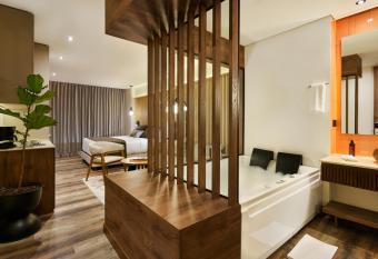 Blues Suites Medell  n has rooms with a private hot tub