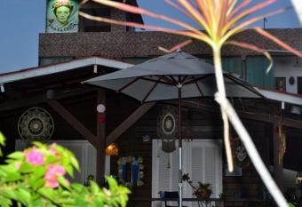 Casa de Frida Enseada dos Corais has Smoking/Balcony rooms