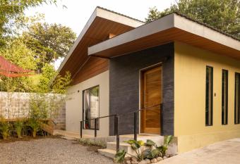 Gamai Full House Monteverde has rooms with a private hot tub