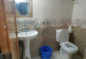 Urdu House, Bashundhara Residential Area has rooms with a private hot tub