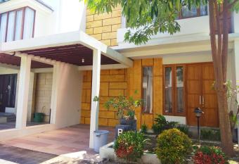 Omah Dixy Family Homestay by FH Stay has Balcony rooms