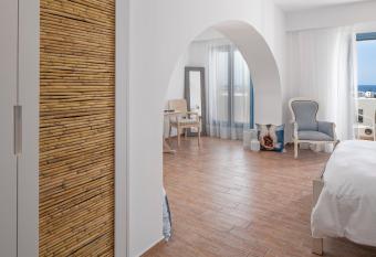 Lagos Mare Hotel has rooms with a private hot tub