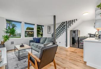 Tidal House #7 has Balcony rooms