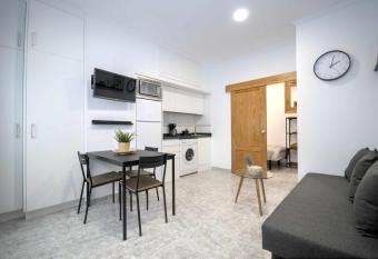 Le  n y Castillo 389 allows 18 year olds to book a room