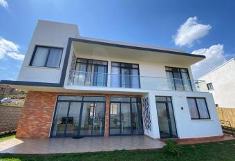 Crystal Luxury Home has rooms with a private hot tub