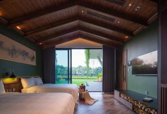 Lepine House has rooms with a private hot tub