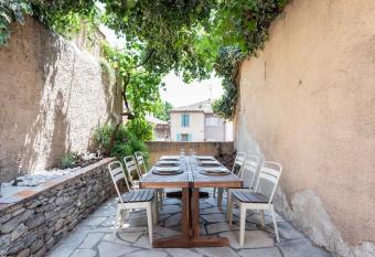Confort et paisibilit   en plein centre ville historique has Balcony rooms