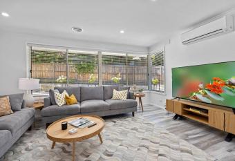 5 min walk to Four Pillars! allows 18 year olds to book a room