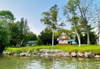 Alisha Lakefront Cottage has Balcony rooms