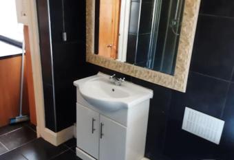 3 Bed House with Luxury Bathroom allows 18 year olds to book a room