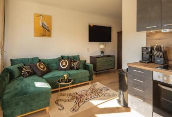 SweetHome - Business-Apartment mit K  che, Balkon, WLAN, Netflix allows 18 year olds to book a room