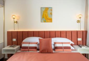 Villa Antiche Mura Rooms&Suites allows 18 year olds to book a room