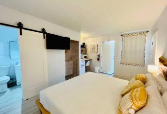 Pineapple Shores Retro Motel 10 allows 18 year olds to book a room