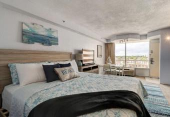 Sunset Sails Condo has rooms with a private hot tub