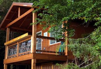 Sunset Hillside Cabin D on Horse Farm w Hiking has Balcony rooms