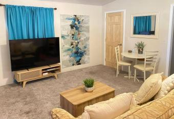 Guest Studio w Kitchenette private patio parking allows 18 year olds to book a room