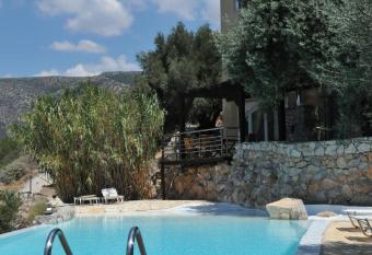 Melolia Estate has Balcony rooms