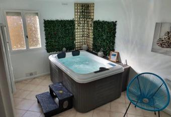 Maison avec Jacuzzi privatif et terrasse N   1 allows 18 year olds to book a room