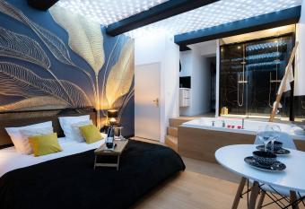 Ode au d  sir : studio intimiste allows 18 year olds to book a room