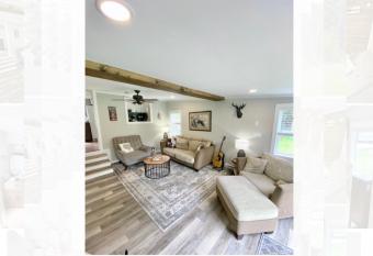 The White Cabin has rooms with a private hot tub