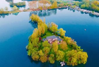 The Island in Oxfordshire has Balcony rooms