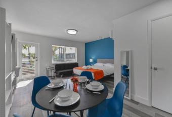 Amazing Balcony Studio at the beach with Parking -M44 has Balcony rooms